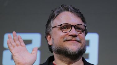 americateve | ARCHIVO- En esta foto del 28 de julio de 2013 el director mexicano Guillermo Del Toro posa para los fot&oacute;grafos durante una conferencia de prensa para promocionar su nueva pel&iacute;cula "Pacific Rim", en Tokio. &ldquo;Guillermo del Toro