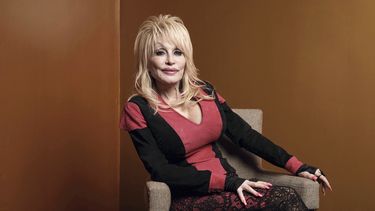 ARCHIVO - Dolly Parton posa en la Ceremonia de la Medalla Carnegie a la Filantropía en Nueva York, el 13 de octubre de 2022. Carl Dean, esposo de Dolly Parton durante casi 60 años, murió el lunes 3 de marzo de 2025 en Nashville, Tennessee, a los 82 años. (Foto AP/Andres Kudacki, archivo)