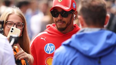 El británico Lewis Hamilton, centro, piloto de Ferrari, posa para una foto mientras camina en el paddock de cara al Gran Premio de Bélgica de Fórmula 1, en el circuito de Spa-Francorchamps, el sábado 18 de julio de 2026, en Bélgica. (AP Foto/Omar Havana)