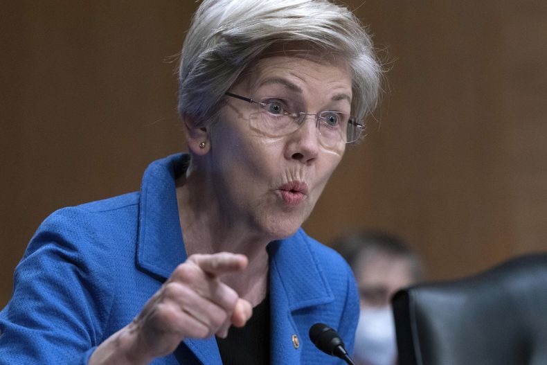 Archivo - La senadora Elizabeth Warren, demócrata por Massachusetts, habla durante la audiencia de la Comisión para Banca, Vivienda y Asuntos Urbanos del Senado el 27 de abril de 2023, en Washington, D.C. (AP Foto/José Luis Magaña, Archivo)