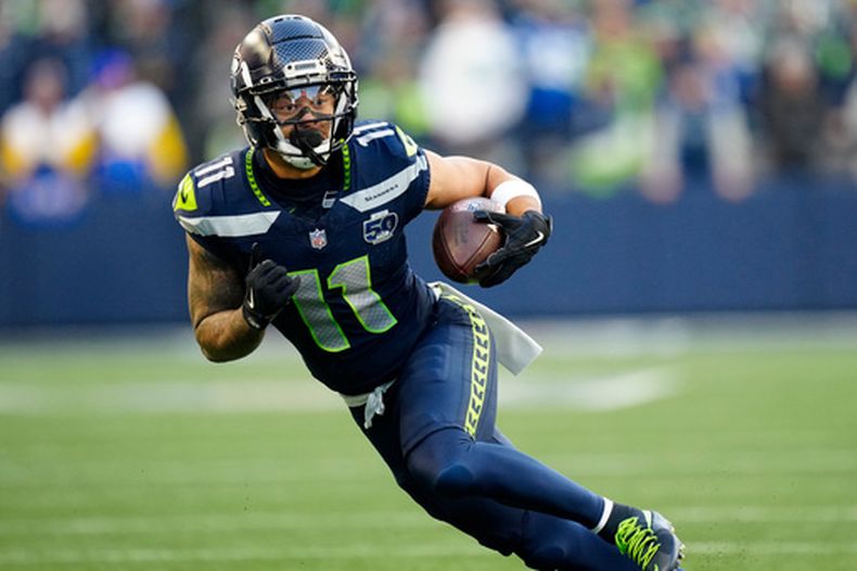 FILE - En foto del 25 de enero del 2026, el receptor de los Seahawks de Seattle Jaxon Smith-Njigba corre con el balón en el juego de Campeonato de la NFC. (AP Foto/Ben VanHouten, Archivo)