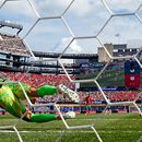 El arquero marroquí Sassine Bounou (1) ataja un penal al delantero francés Kylian Mbappé durante el partido de cuartos de final del Mundial, el jueves 9 de julio de 2026, en Foxborough Massachusetts. (AP Foto/Martin Meissner)