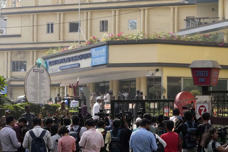 Policía y periodistas afuera del hospital de Lilavati donde el actor de Bollywood Saif Ali Khan fue operado por heridas de arma blanca después de una pelea con un intruso en su casa en Mumbai, el jueves 16 de enero de 2025. (Foto AP/Rajanish Kakade)