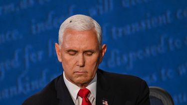 una mosca se sento sobre la cabeza de mike pence durante el debate vice-presidencial por dos minutos