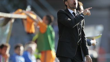 americateve | El t&eacute;cnico de Celta de Vigo, Luis Enrique, imparte instrucciones durante un partido contra Real Madrid el domingo, 11 de mayo de 2014, en Vigo, Espa&ntilde;a. (AP Photo/Lalo R. Villar)