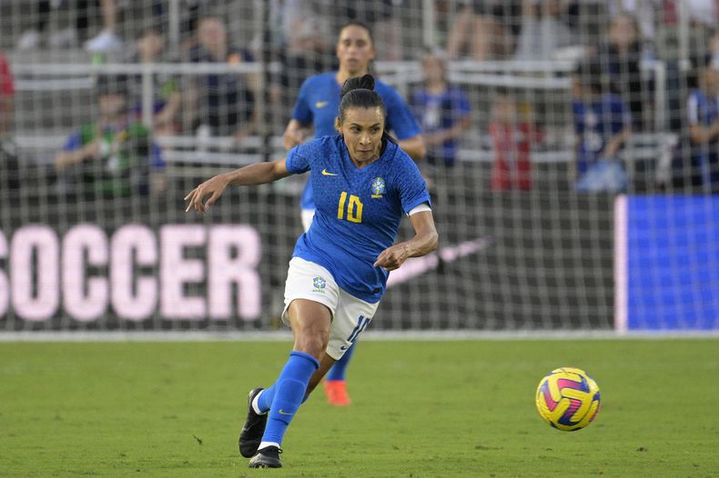 ARCHIVO - Marta, de la selección de Brasil, controla un balón en el encuentro de la Copa SheBelieves ante Japón, el 16 de febrero de 2023, en Orlando (AP Foto/Phelan M. Ebenhack, archivo)