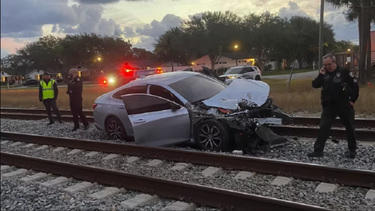 mujer y su bebe quedan atrapadas en las lineas del tren y logran escapar segundos antes del impacto
