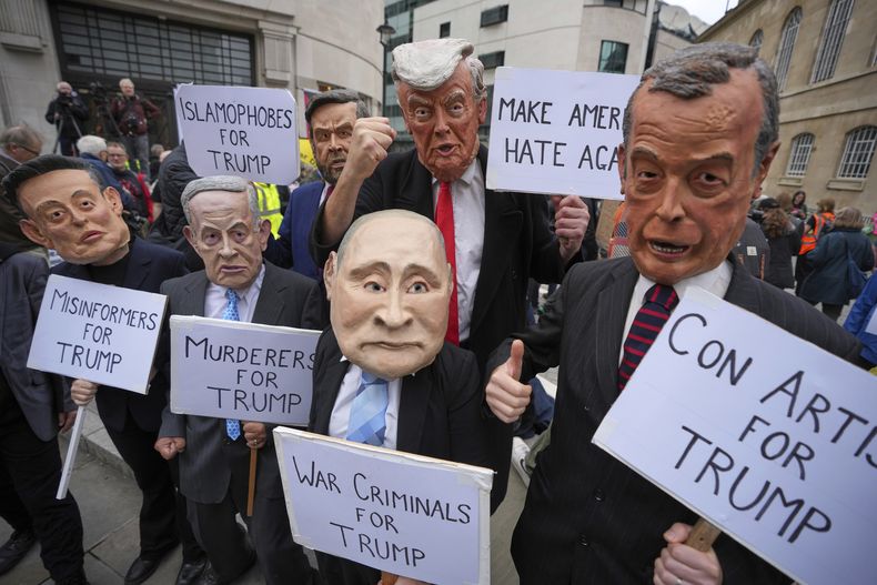 Manifestantes llevan máscaras de políticos durante una protesta del grupo Stop Trump Coalition contra la visita de Estado del presidente de EEUU, Donald Trump, a Londres, el miércoles 17 de septiembre de 2025. (AP Foto/Kin Cheung)