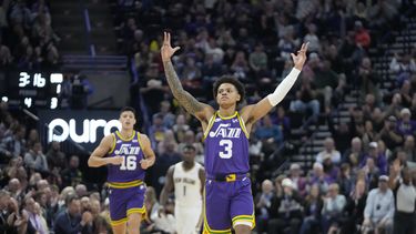 Keyonte George (3), del Jazz de Utah, reacciona después de que su compañero Simone Fontecchio (16) embocó un triple en contra de los Pelicans de Nueva Orleans, durante la segunda mitad del juego de baloncesto de la NBA, el lunes 27 de noviembre de 2023, en Salt Lake City. (AP Foto/Rick Bowmer)