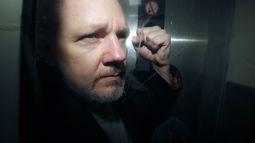 En esta imagen de archivo, el fundador de WikiLeaks, Julian Assange, en un traslado desde una corte en la que compareció por violar las condiciones de su libertad condicional hace siete años, en Londres, el 1 de mayo de 2019. (AP Foto/Matt Dunham, archivo)