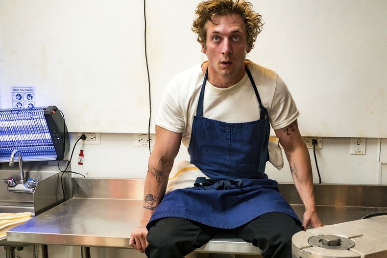 En esta imagen proporcionada por FX, Jeremy Allen White en una escena de The Bear. (Matt Dinerstein/FX via AP)