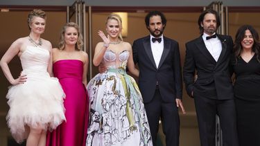 ARCHIVO - Julianne Forde, de izquierda a derecha, Ruth Treacy, Maria Bakalova, el director Ali Abbasi, Sebastian Stan y Amy Baer posan a su llegada al estreno de la película The Apprentice en el 77º festival internacional de cine de Cannes, en el sur de Francia, el 20 de mayo de 2024. (Foto Scott A Garfitt/Invision/AP, archivo)
