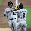 Nolan Arenado, izquierda, de los Diamondbacks de Arizona, celebra con Geraldo Perdomo (2) después de bataer un cuadrangular de dos carrers en la tercera entrada del juego de béisbol de Grandes Ligas ante los Padres de San Diego, el viernes 25 de septiembre de 2026, en San Diego. (AP Foto/Karl Anderson)