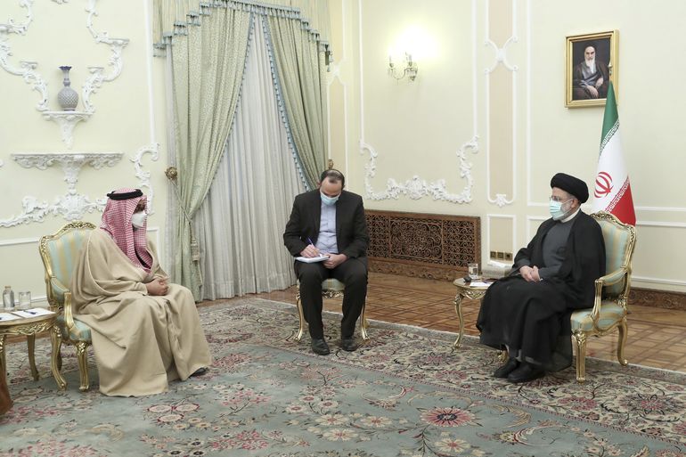 Enviado de Emiratos se reúne con el presidente de Irán