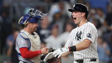 Ben Rice, de los Yankees de Nueva York, reacciona en el plato tras conectar un jonrón de dos carreras durante la quinta entrada de un partido de béisbol contra los Azulejos de Toronto, el martes 19 de mayo de 2026, en Nueva York. (Foto AP/Heather Khalifa)