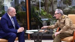 raul castro reaparece en medio de la crisis economica de cuba para recibir a dirigente ruso