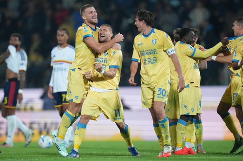 Daniel Birligea del Frosinone celebra tras anotar en el encuentro ante el Lecce en la Serie A de Italia el jueves 29 de octubre del 2026. (Alfredo Falcone/LaPresse via AP)