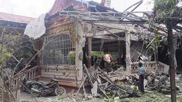Un grupo de personas revisa los escombros del edificio de un monasterio budista que presuntamente fue impactado por un ataque aéreo militar en el municipio de Sagaing, en la región de Sagaing, Myanmar, el viernes 11 de julio de 2025. (UGC vía AP)