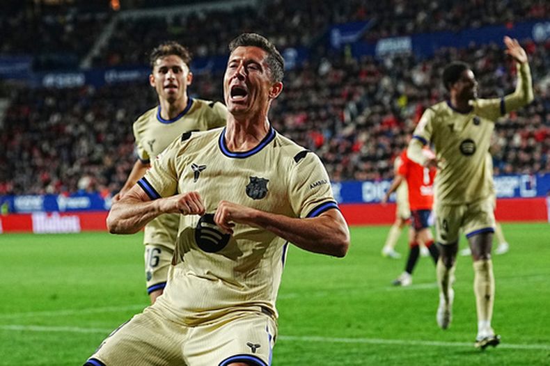 Robert Lewandowski, del Barcelona, celebra tras anotar el primer gol de su equipo durante un partido de fútbol de la Liga española entre el Osasuna y el Barcelona en Pamplona, España, el sábado 2 de mayo de 2026. (Foto AP/Miguel Oses)
