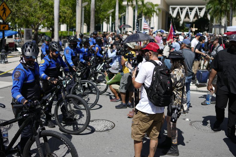 Agentes de la policía forman una hilera afuera del tribunal federal Wilkie D. Ferguson, el martes 13 de junio de 2023, en Miami, previo a la comparecencia del expresidente Donald Trump. (AP Foto/Rebecca Blackwell)
