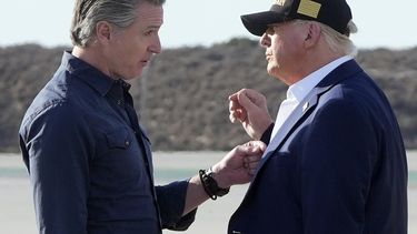 ARCHIVO - El presidente Donald Trump habla con el gobernador de California, Gavin Newsom, tras llegar al Aeropuerto Internacional de Los Ángeles, el 24 de enero de 2025. (AP Foto/Mark Schiefelbein, Archivo)