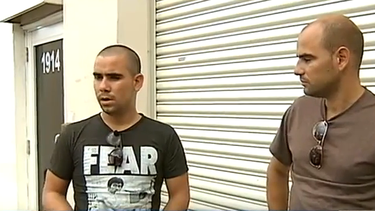 americateve | Ya parece tener solución el caso de unos hermanos cubanos que llegaron a Miami desde Ecuador y que estuvieron reclamando una ayuda en las afueras de un centro para refugiados en Miami.