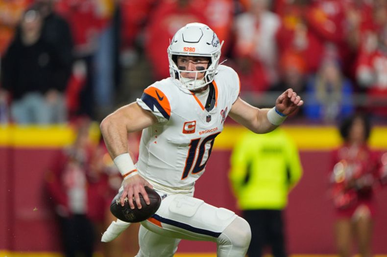 Bo Nix, de los Broncos de Denver, busca enviar un pase en el partido ante los Chiefs de Kansas City, el jueves 25 de diciembre de 2025 (AP foto/Charlie Riedel)