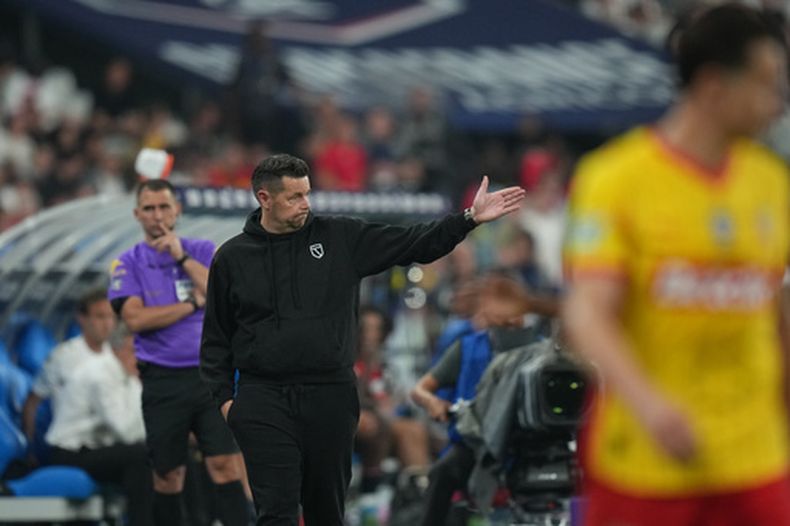 El director técnico del Lens Pierre Sage reacciona durante la final de la Copa de Francia ante el Niza el viernes 22 de mayo del 2026. (AP Foto/Thibault Camus)