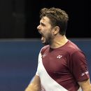 Wawrinka avanza y emociona al público en Basilea