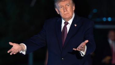 El presidente de Estados Unidos, Donald Trump, hace señas a reporteros de camino al Jardín Sur tras su llegada a la Casa Blanca, el viernes 2 de octubre de 2026, en Washington. (AP Foto/Jose Luis Magana)