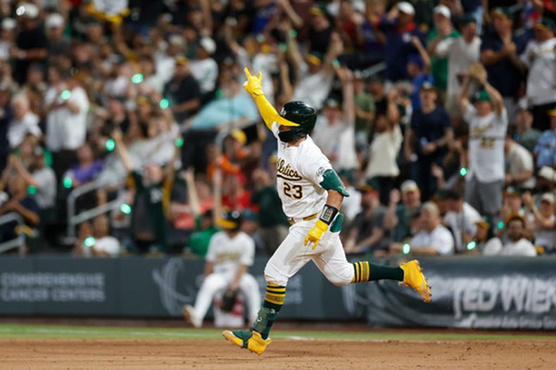 Shea Langeliers (23), de los Atléticos, recorre las bases tras conectar un jonrón solitario durante la quinta entrada de un partido de béisbol contra los Rockies de Colorado, el viernes 12 de junio de 2026, en Las Vegas. (Foto AP/Caroline Brehman)
