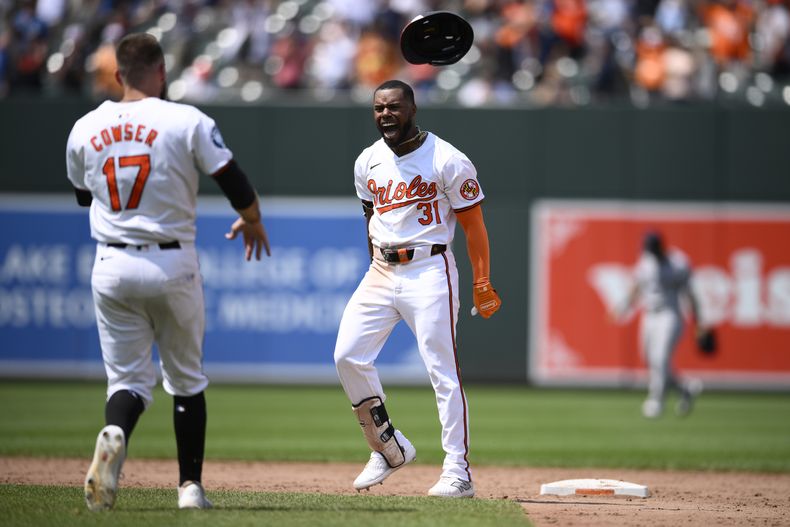 Cedric Mullins (31) de los Orioles de Baltimore celebra junto a Colton Cowser (17) luego del imparable productivo de dos anotaciones para ganar el juego de béisbol ante los Yankees de Nueva York, el domingo 14 de julio de 2024, en Baltimore. (AP Foto/Nick Wass)