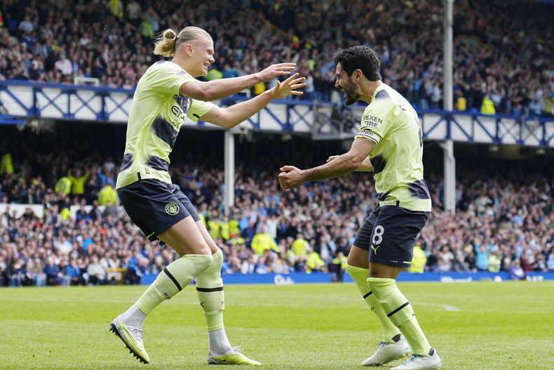 Erling Haaland del Manchester City celebra con lkay Gundogan tras marcar el segundo gol en la victoria 3-0 ante Everton en la Liga Premier, el domingo 14 de mayo de 2023, en Liverpool. (AP Foto/Jon Super)