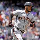 El venezolano Thairo Estrada, de los Gigantes de San Francisco, recorre las bases tras conseguir un jonrón en el juego del jueves 8 de junio de 2023, ante los Rockies de Colorado (AP Foto/Geneva Heffernan)