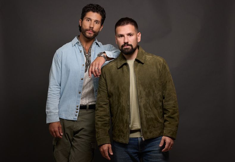 Dan Smyers, izquierda, y Shay Mooney, del dúo Dan + Shay, posan para un retrato el jueves 30 de julio de 2026 en Nueva York. (Foto Matt Licari/Invision/AP)