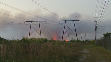 autoridades intentan controlar incendio en una zona de broward