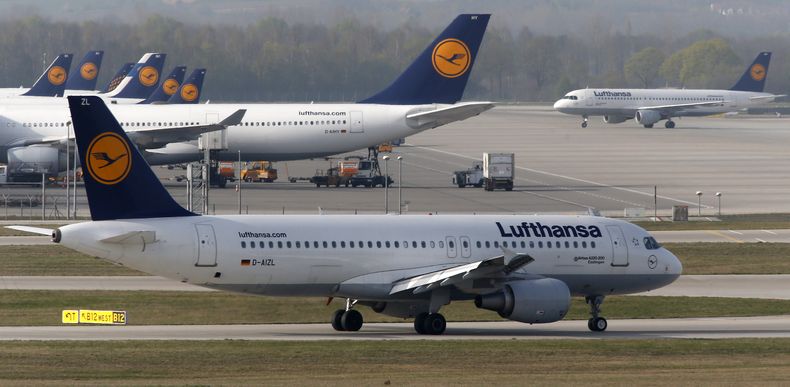 Un avi&oacute;n de Lufthansa llega al aerpuerto de Munich, en el sur de Alemania, el martes 1 de abril de 2014. La aerol&iacute;nea cancel&oacute; el 2 de abril casi 900 vuelos internos e intercontinentales en el primero de tres d&iacute;as de huelga del