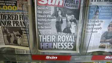 publican foto de isabel ii de joven haciendo el saludo nazi