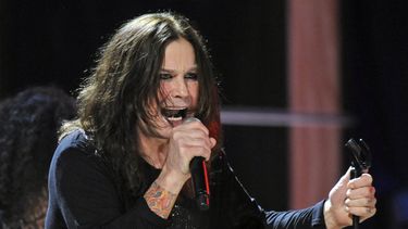 ARCHIVO - Ozzy Osbourne se presenta en el concierto del 25º aniversario del Salón de la Fama del Rock & Roll el 30 de octubre de 2009, en Nueva York. (Foto AP/Henny Ray Abrams, archivo)