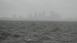 La lluvia comienza a caer antes de la llegada del huracán Milton el miércoles 9 de octubre de 2024, en Tampa, Florida. (AP Foto/Julio Cortez)