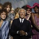 ARCHIVO - El diseñador Giorgio Armani, centro, posa con modelos al final de su colección femenina Primavera-Verano 2019, presentada durante la Semana de la Moda de Milán, Italia, el domingo 23 de septiembre de 2018. (AP Foto/Luca Bruno, archivo)