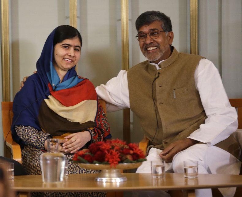 Los ganadores del Premio Nobel de la paz Malala Yousafzai, de Pakist&aacute;n, y Kailash Satyarthi, de la India, en una conferencia de prensa en Oslo, Noruega, el 9 de diciembre del 2014. (AP Foto/Matt Dunham)