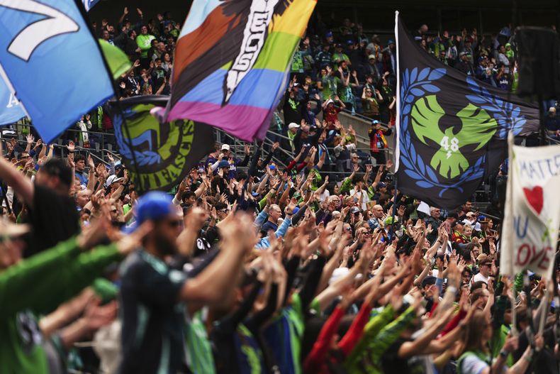 Aficionados animan antes del primer tiempo de un partido de la MLS entre los Seattle Sounders y Nashville SC, el sábado 19 de abril de 2025, en Seattle. (Foto AP/Lindsey Wasson)