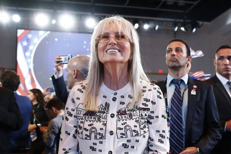 ARCHIVO - Miriam Adelson, viuda del magnate de casinos Sheldon Anderson, de la Corporación Sands de Las Vegas, escucha un discurso del presidente Donald Trump en la Cumbre Nacional del Consejo Estadounidense Israelí en Hollywood, Florida, el sábado 7 de diciembre de 2019. El miércoles 27 de diciembre de 2023, la NBA aprobó la venta mayoritaria de los Mavericks de Dallas de Mark Cuban a las familias que operan la compañía del casino Sands de Las Vegas. (AP Foto/Patrick Semansky, Archivo)