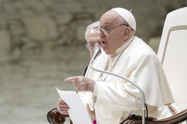 El papa Francisco habla durante su mensaje de Navidad a empleados del Vaticano en la sala Pablo VI del Vaticano, el sábado 21 de diciembre de 2024. (AP Foto/Andrew Medichini)