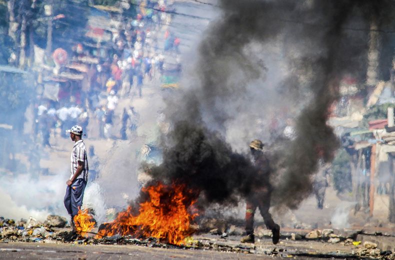ARCHIVO - Una barricada en llamas el martes 5 de noviembre de 2024 en Maputo, Mozambique, en medio de protestas que han azotado al país luego de que la oposición rechazó los resultados de las elecciones generales que vieron al partido Frelimo extender su mandato de 58 años. (AP Foto/Carlos Uqueio, Archivo)