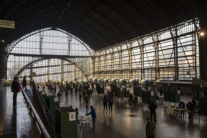 Un hombre vota en la antigua estación de trenes de Mapocho, ahora un centro cultural, durante una elección para elegir a los miembros de un Consejo Constitucional que redactará una nueva propuesta de constitución en Santiago, Chile, el domingo 7 de mayo de 2023. Un primer intento de reemplazar el El estatuto actual legado por los militares hace 42 años fue rechazado por los votantes durante un referéndum en 2022. (AP Photo/Esteban Félix)