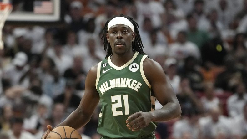 Jrue Holiday de los Bucks de Milwaukee durante un juego ante el Heat de Miami en los playoffs, el 22 de abril de 2023, en Miami. (AP Foto/Lynne Sladky)