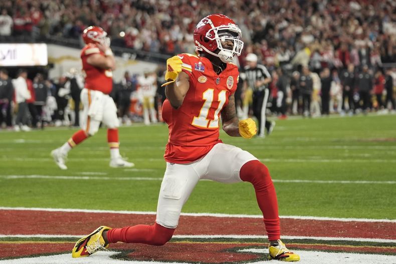 En foto del domingo 11 de febrero del 2024, el receptor de los Chiefs de Kansas City Marquez Valdes-Scantling celebran tras gana el Super Bowl al vencer 25-22 a los 49ers de San Francisco. (AP Foto/Eric Gay)