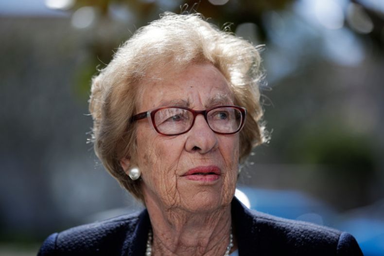 Eva Schloss, hermanastra de Ana Frank y sobreviviente del Holocausto, en Newport Beach, California, el 7 de marzo del 2019 (AP foto/Jae C. Hong)